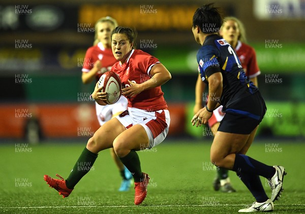 071121 - Wales Women v Japan Women - Autumn Internationals - Ffion Lewis of Wales gets into space