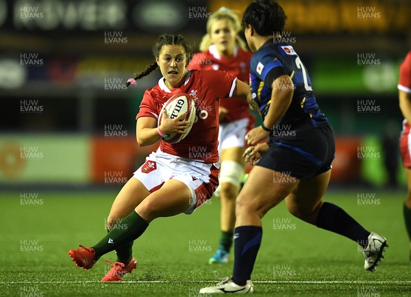 071121 - Wales Women v Japan Women - Autumn Internationals - Ffion Lewis of Wales gets into space