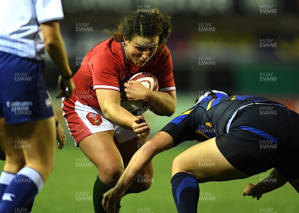 071121 - Wales Women v Japan Women - Autumn Internationals - Siwan Lillicrap of Wales looks for a way through