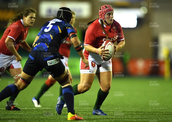 071121 - Wales Women v Japan Women - Autumn Internationals - Carys Phillips of Wales looks for a way through