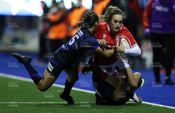 071121 - Wales Women v Japan Women - Autumn international - Courtney Keight of Wales is tackled by Ria Anoku and Noriko Taniguchi of Japan