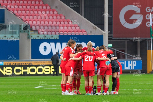 070326 - Wales v Montenegro - 2027 FIFA Women's World Cup Qualifying - Wales team huddle before the match