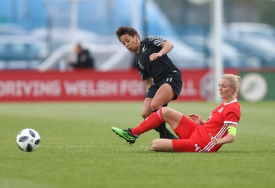 040619 - Wales v New Zealand, Women's International Challenge Match - Sophie Ingle of Wales and Sarah Gregorius of New Zealand compete for the ball
