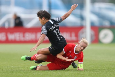 040619 - Wales v New Zealand, Women's International Challenge Match - Sophie Ingle of Wales and Sarah Gregorius of New Zealand compete for the ball