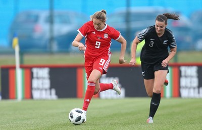 040619 - Wales v New Zealand, Women's International Challenge Match - Kayleigh Green of Wales gets away from Anna Green of New Zealand