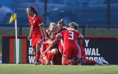 040619 - Wales v New Zealand, Women's International Challenge Match - Wales players celebrate after their late goal wins the match 1- 0
