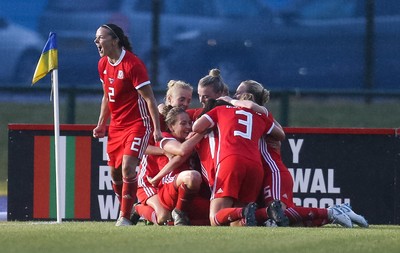 040619 - Wales v New Zealand, Women's International Challenge Match - Wales players celebrate after their late goal wins the match 1- 0