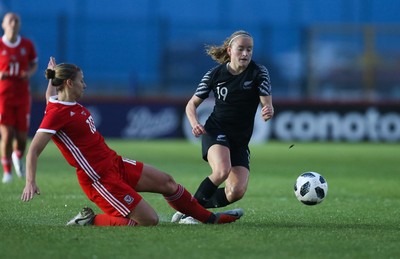 040619 - Wales v New Zealand, Women's International Challenge Match - Paige Satchell of New Zealand takes on Emma Jones of Wales