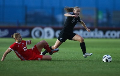 040619 - Wales v New Zealand, Women's International Challenge Match - Paige Satchell of New Zealand takes on Emma Jones of Wales