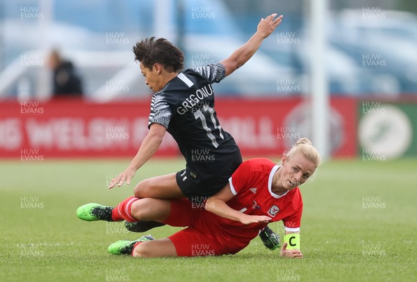 040619 - Wales v New Zealand, Women's International Challenge Match - Sophie Ingle of Wales and Sarah Gregorius of New Zealand compete for the ball