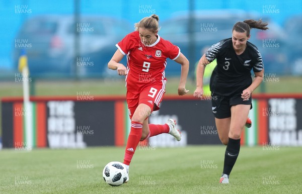040619 - Wales v New Zealand, Women's International Challenge Match - Kayleigh Green of Wales gets away from Anna Green of New Zealand