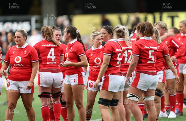 281023 - Wales Women v New Zealand Women, WXV1 - Wales players gather together at the end of the match