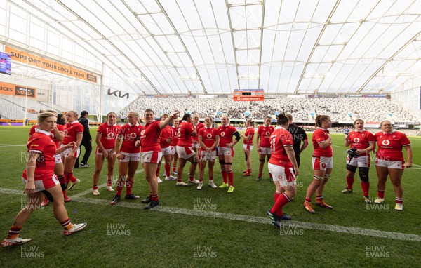 281023 - Wales Women v New Zealand Women, WXV1 - Wales players leave the pitch at the end of the match