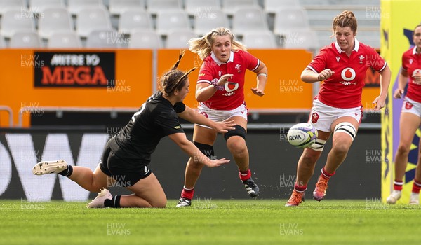 281023 - Wales Women v New Zealand Women, WXV1 - Alex Callender of Wales  and Kate Williams of Wales look to chase the loose ball