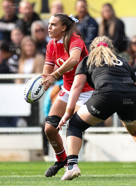 281023 - Wales Women v New Zealand Women, WXV1 - Bryonie King of Wales looks to pass