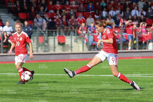 070417 - Wales Women v Northern Ireland Women, International Friendly  - Kayleigh Green of Wales shoots to score goal