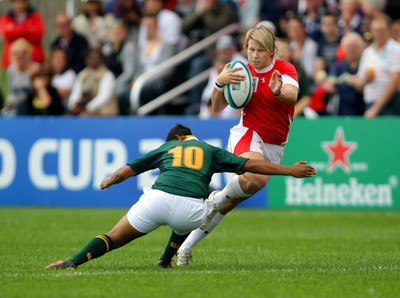 Huw Evans Agency 2010 - Wales' Mared Evans tires to beat SA's Zenay Jordaan -  Wales v South Africa  - Women's  Rugby World Cup - Surrey Sports Park - 24/08/2010 - All rights reserved