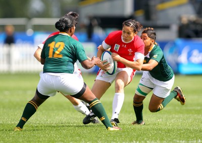 Huw Evans Agency 2010 - Wales' Naomi Thomas struggles to find space as SA's  Daphne Scheepers (L) prepares to tackle -  Wales v South Africa  - Women's  Rugby World Cup - Surrey Sports Park - 24/08/2010 - All rights reserved
