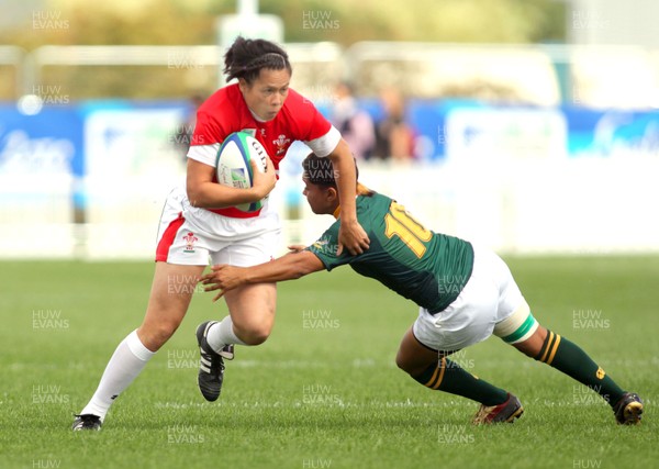 Huw Evans Agency 2010 - Wales' Naomi Thomas tries to get away from SA's Zenay Jordaan - Wales v South Africa  - Women's  Rugby World Cup - Surrey Sports Park - 24/08/2010 - All rights reserved