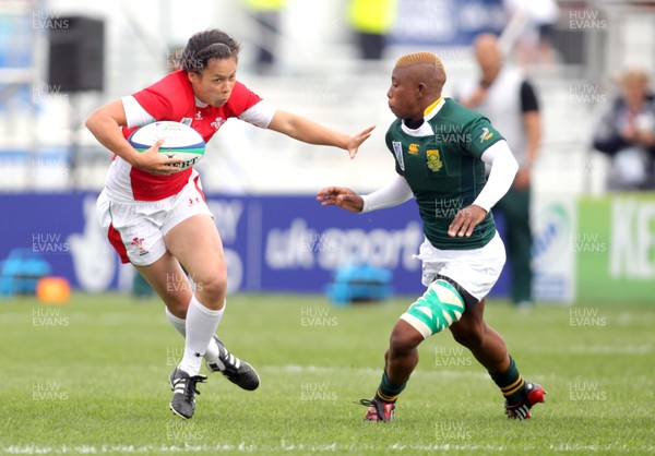  Huw Evans Agency 2010 -  Wales' Naomi Thomas tries to get away from SA's Lamla Momoti -   Wales v South Africa  - Women's  Rugby World Cup - Surrey Sports Park - 24/08/2010 - All rights reserved