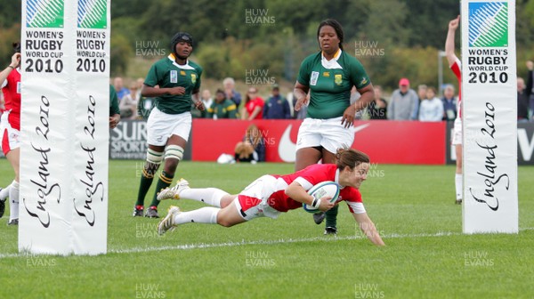 Huw Evans Agency 2010 - Elen Evans of  Wales dives between the posts to score a try Wales v South Africa  - Women's  Rugby World Cup - Surrey Sports Park - 24/08/2010 - All rights reserved