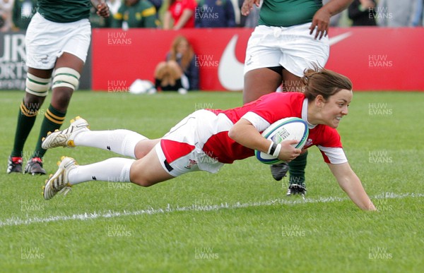 Huw Evans Agency 2010 -  Elen Evans of  Wales dives between the posts to score a try  Wales v South Africa  - Women's  Rugby World Cup - Surrey Sports Park - 24/08/2010 - All rights reserved