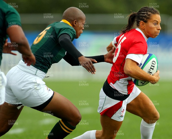 Huw Evans Agency 2010 - Wales' Non Evans (R) gets away from  Zandile Nojoko - Wales v South Africa  - Women's  Rugby World Cup - Surrey Sports Park - 24/08/2010 - All rights reserved