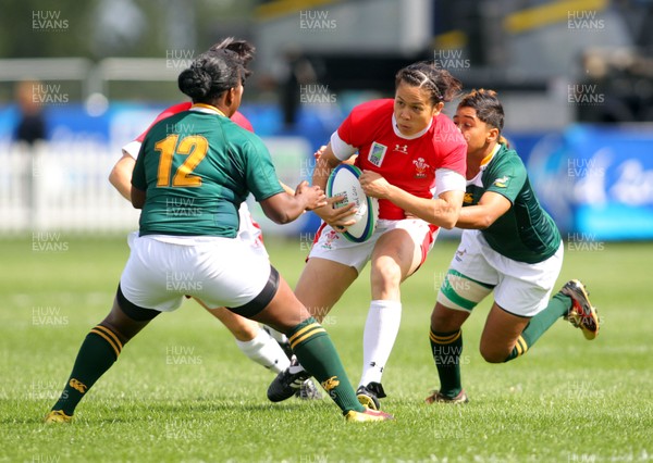 Huw Evans Agency 2010 - Wales' Naomi Thomas struggles to find space as SA's  Daphne Scheepers (L) prepares to tackle -  Wales v South Africa  - Women's  Rugby World Cup - Surrey Sports Park - 24/08/2010 - All rights reserved
