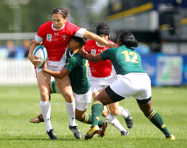 Huw Evans Agency 2010 - Wales' Naomi Thomas struggles to find space as SA's  Daphne Scheepers (R) prepares to tackle  Wales v South Africa  - Women's  Rugby World Cup - Surrey Sports Park - 24/08/2010 - All rights reserved