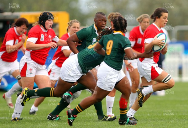  Huw Evans Agency 2010 - Sioned Harries breaks - Wales v South Africa  - Women's  Rugby World Cup - Surrey Sports Park - 24/08/2010 - All rights reserved