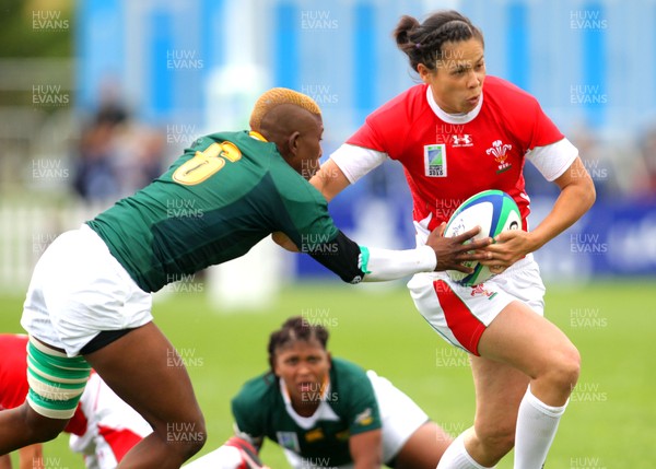 Huw Evans Agency 2010 - Naomi Thomas breaks past Lamala Momoti - Wales v South Africa  - Women's  Rugby World Cup - Surrey Sports Park - 24/08/2010 - All rights reserved
