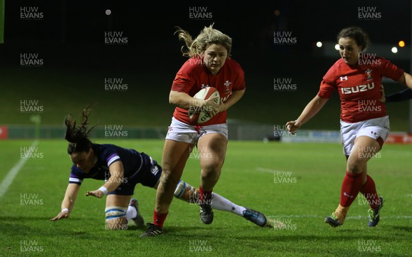 020218 - Wales Women v Scotland Women - Natwest 6 Nations - Hannah Bluck of Wales scores a try