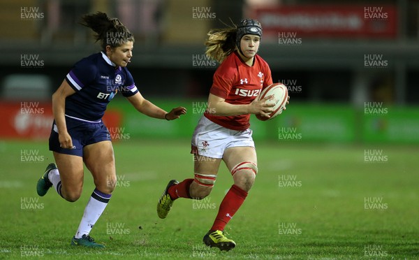 020218 - Wales Women v Scotland Women - Natwest 6 Nations - Beth Lewis of Wales makes a break