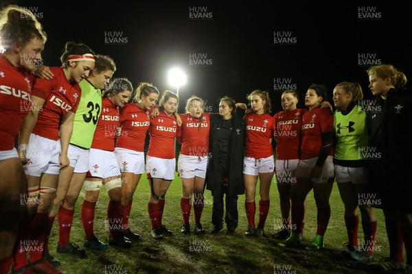 020218 - Wales Women v Scotland Women - Natwest 6 Nations - Wales team huddle