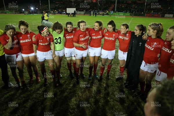 020218 - Wales Women v Scotland Women - Natwest 6 Nations - Carys Phillips of Wales talks in the huddle