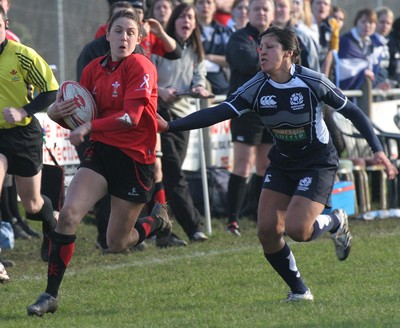 02.02.08 The Women's 6 Nations. Wales vs. Scotland. Taffs Well RFC, Cardiff, Wales. 
 
Hayley Baxter shows deternination as she rounds Cara D'Silva. 
 
