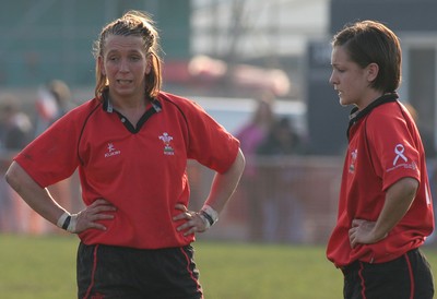 02.02.08 The Women's 6 Nations. Wales vs. Scotland. Taffs Well RFC, Cardiff, Wales. 
 
Welsh centres Clare Flowers(L) & Rachel Poolman discuss tactics during a break in play.  
 
