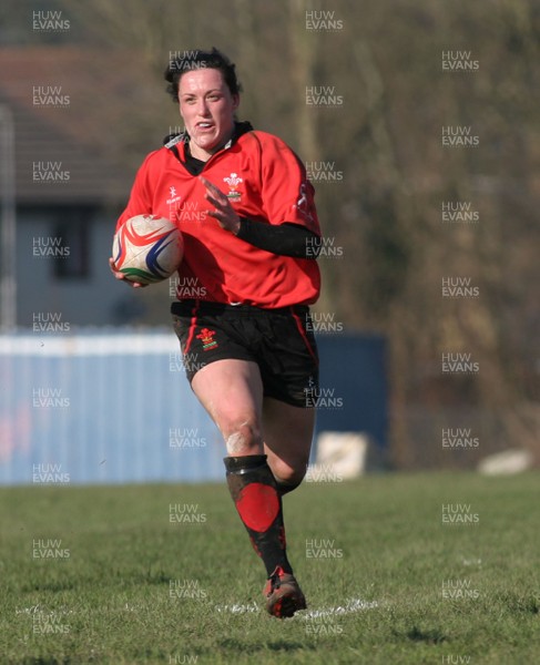 02.02.08 The Women's 6 Nations. Walesvs. Scotland. Taffs Well RFC, Cardiff, Wales.  Wales captain Mellissa Barry in full flight.  