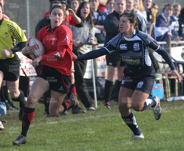 02.02.08 The Women's 6 Nations. Wales vs. Scotland. Taffs Well RFC, Cardiff, Wales. 
 
Hayley Baxter shows deternination as she rounds Cara D'Silva. 
 
