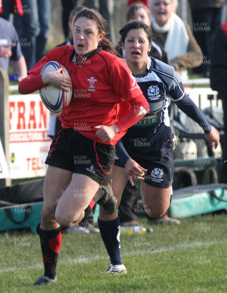 02.02.08 The Women's 6 Nations. Wales vs. Scotland. Taffs Well RFC, Cardiff, Wales. 
 
Hayley Baxter shows a clean pair of heels to Cara D'Silva. 
 
