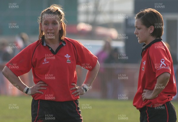 02.02.08 The Women's 6 Nations. Wales vs. Scotland. Taffs Well RFC, Cardiff, Wales. 
 
Welsh centres Clare Flowers(L) & Rachel Poolman discuss tactics during a break in play.  
 
