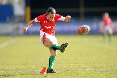 14.02.10 - Wales Women v Scotland Women- Womens Six Nations 2010 - Non Evans of Wales kicks at goal. 