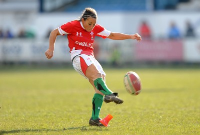 14.02.10 - Wales Women v Scotland Women- Womens Six Nations 2010 - Non Evans of Wales kicks at goal. 