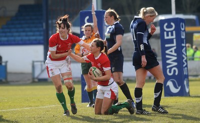 14.02.10 - Wales Women v Scotland Women- Womens Six Nations 2010 - Caryl James of Wales celebrates her try with Ceri Redman. 