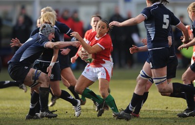 14.02.10 - Wales Women v Scotland Women- Womens Six Nations 2010 - Non Evans of Wales looks for a way through. 