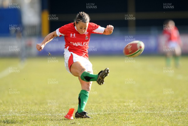 14.02.10 - Wales Women v Scotland Women- Womens Six Nations 2010 - Non Evans of Wales kicks at goal. 