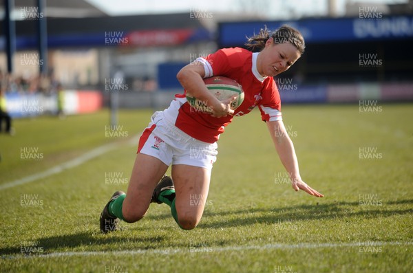 14.02.10 - Wales Women v Scotland Women- Womens Six Nations 2010 - Caryl James of Wales runs in to score try. 
