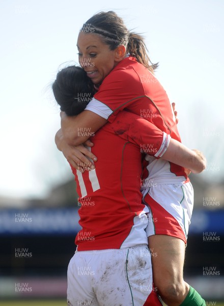 14.02.10 - Wales Women v Scotland Women- Womens Six Nations 2010 - Caryl James of Wales celebrates her try with Non Evans. 