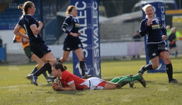 14.02.10 - Wales Women v Scotland Women- Womens Six Nations 2010 - Caryl James of Wales runs in to score try. 