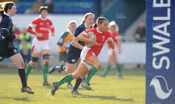 14.02.10 - Wales Women v Scotland Women- Womens Six Nations 2010 - Non Evans of Wales runs in to score try. 